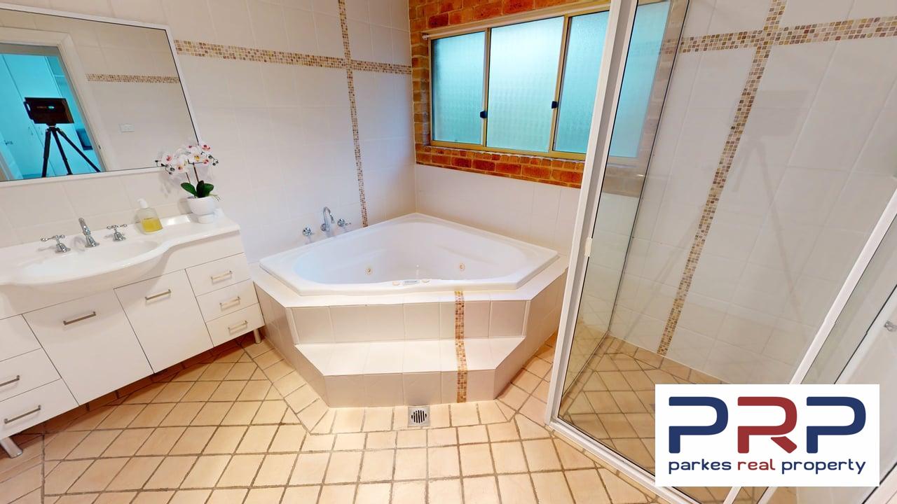 8 Arana Place, PARKES, NSW 2870
