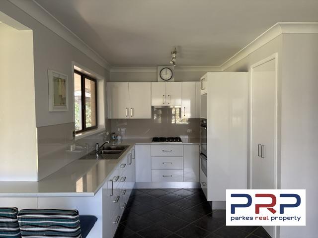 17 Hillcrest Avenue, PARKES, NSW 2870