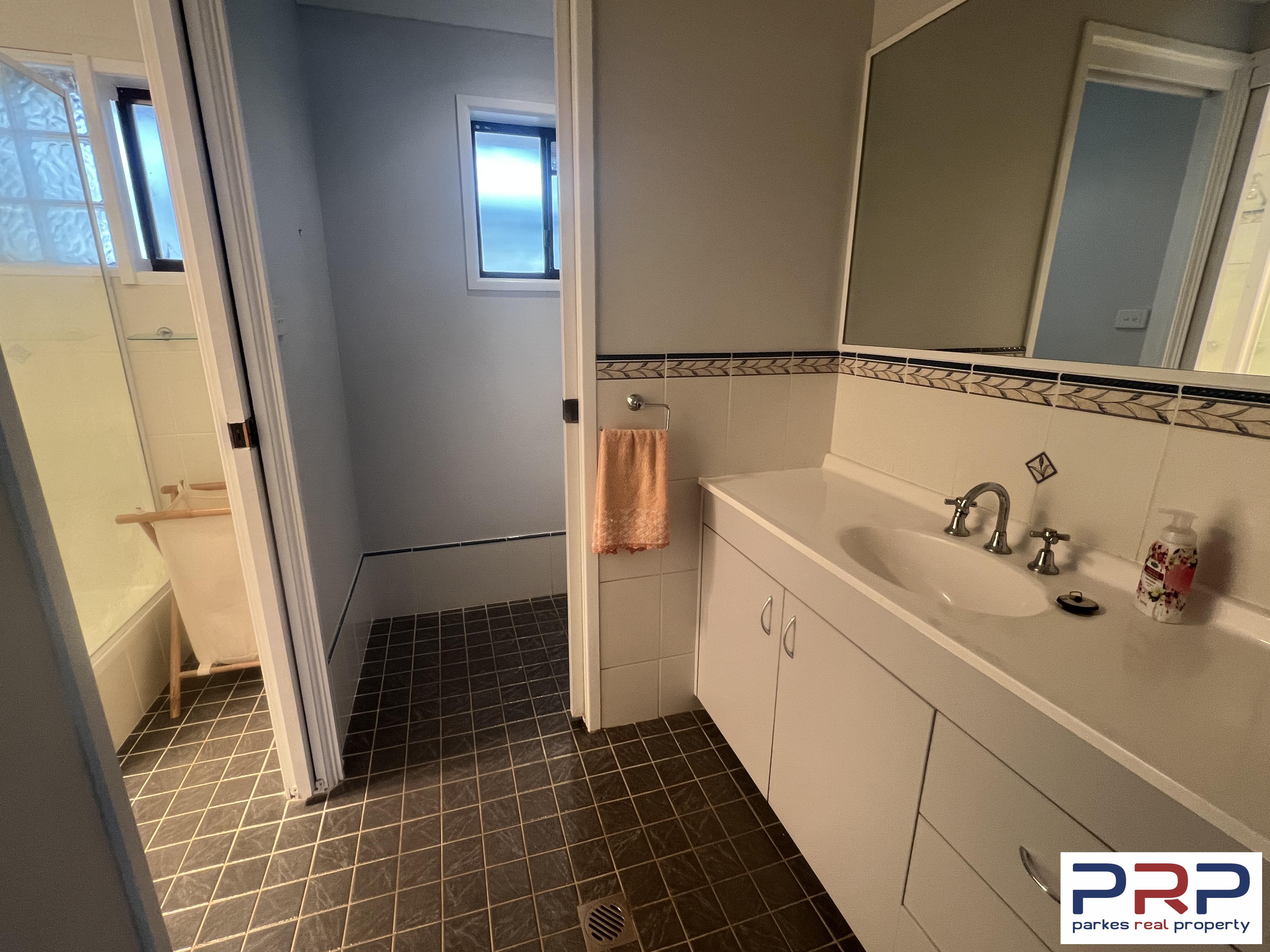 17 Hillcrest Avenue, PARKES, NSW 2870