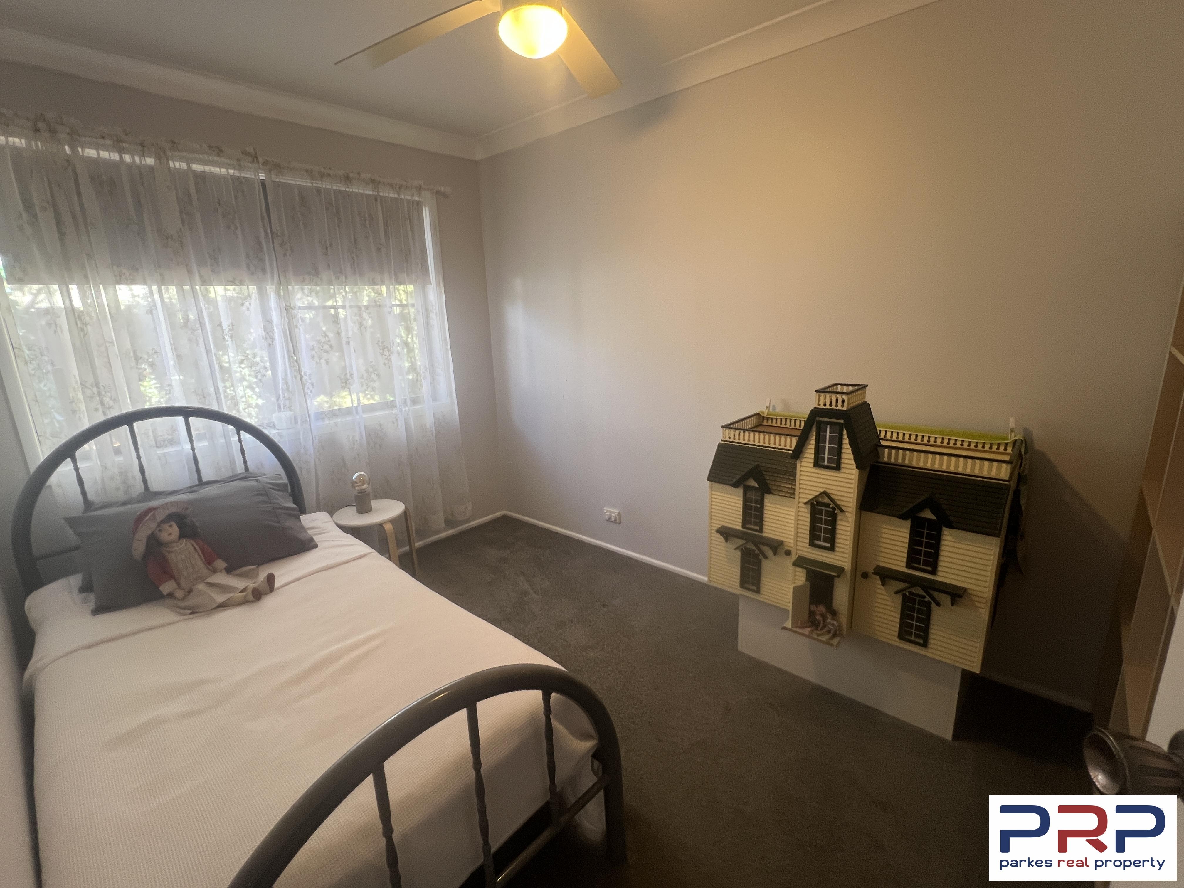 17 Hillcrest Avenue, PARKES, NSW 2870